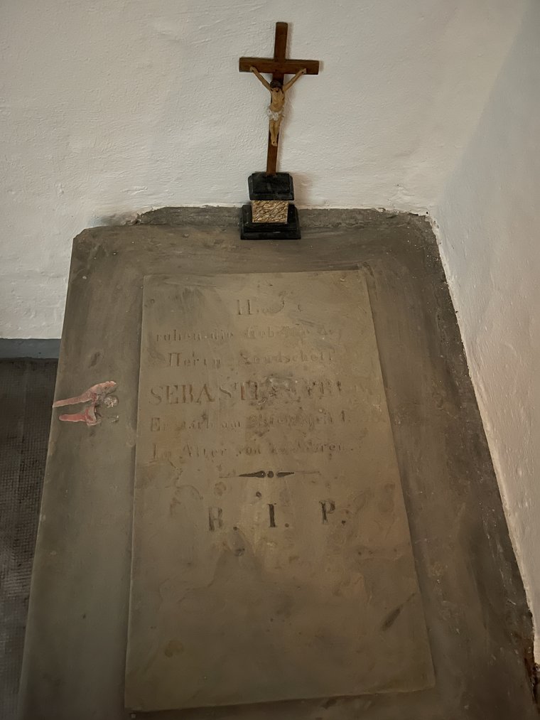 Sarkophag des Jodocus Pr&uuml;m in der Krypta der Alten Kirche Wehlen